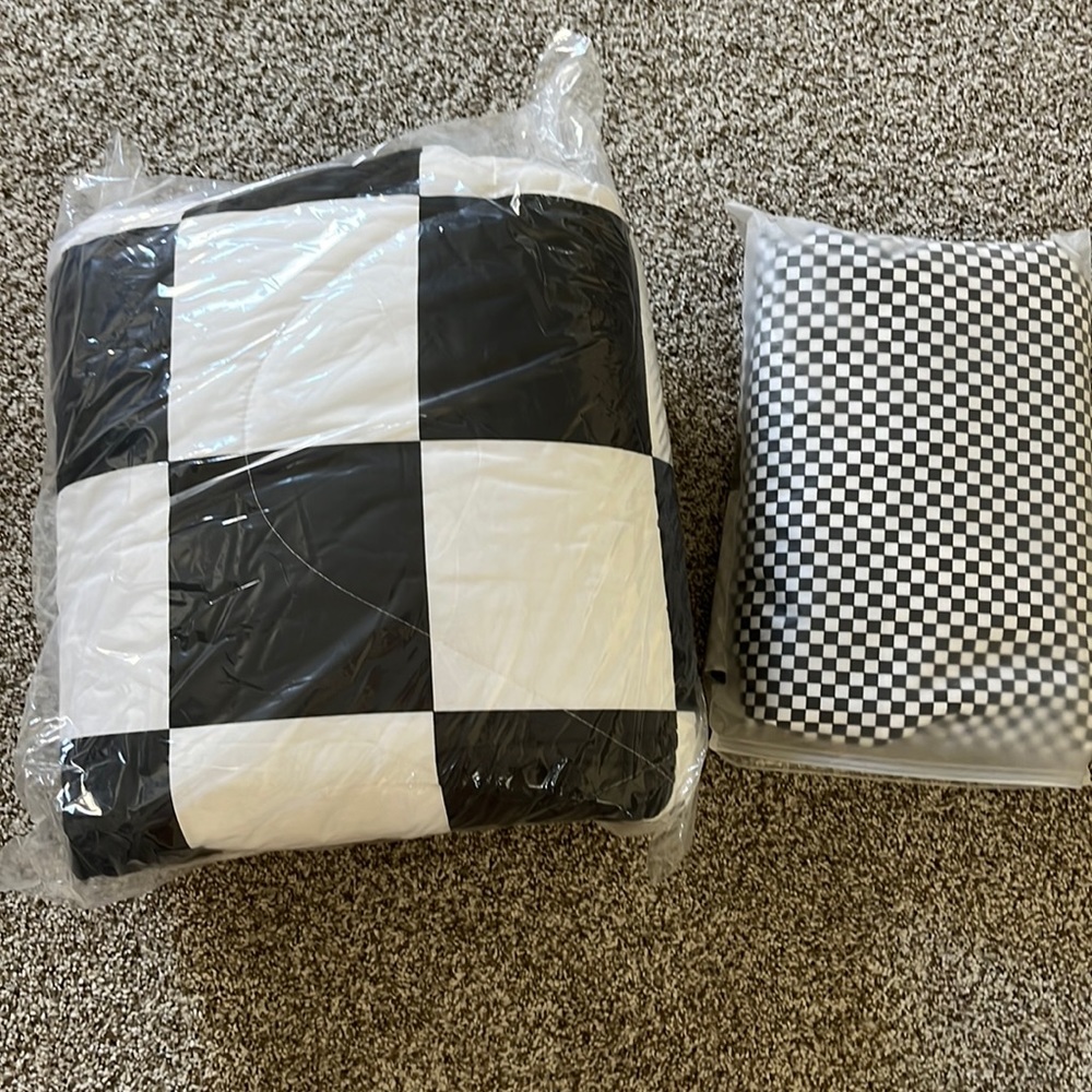 Vans print reversible comforter and matching Duvet with 2 pillow slips. Queen Sz